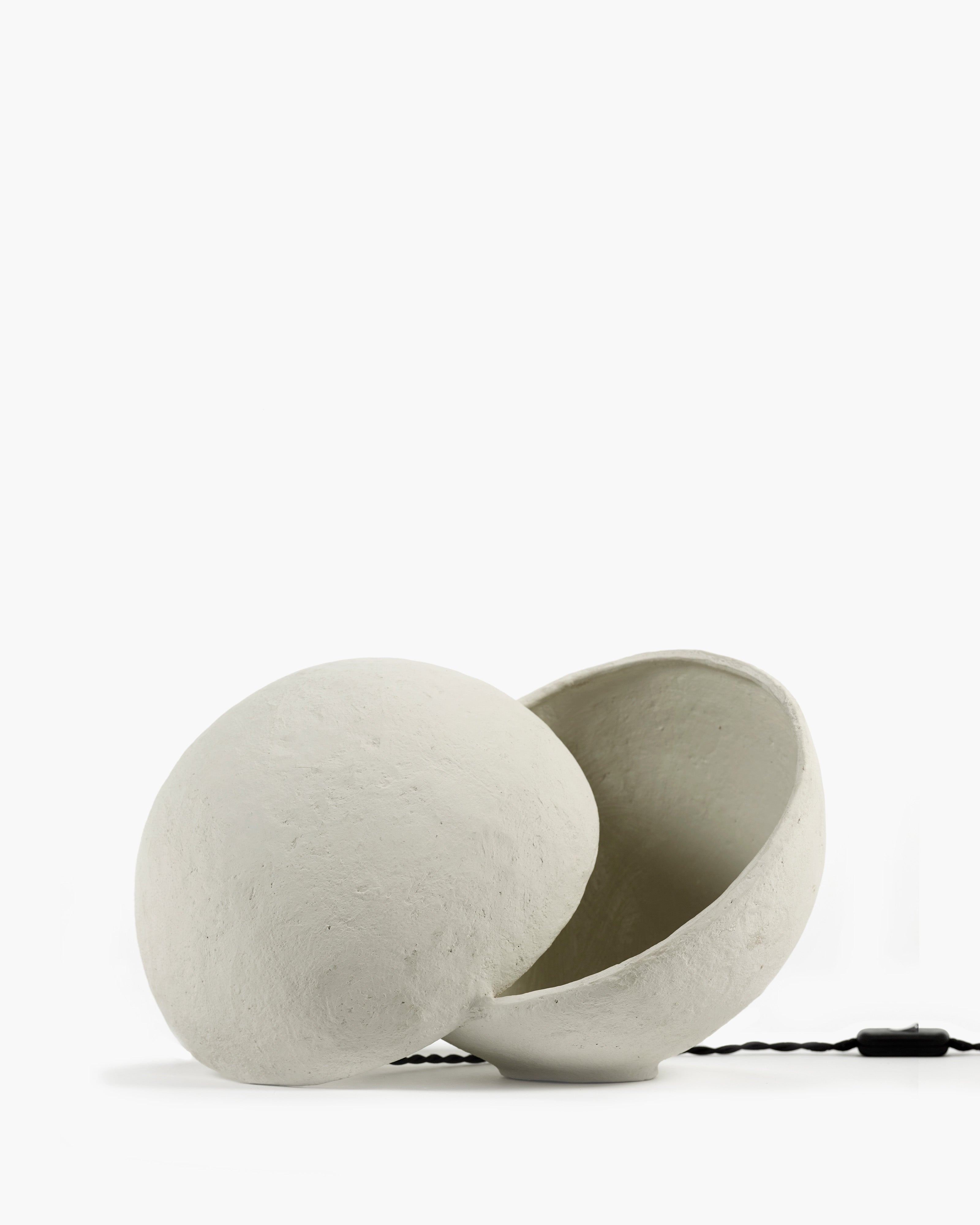 AMAT-3ミラルックアーム　ガーデン　スペイン製4脚　白　ハビエルマリスカル Table lamp L white paper mache Earth – SERAX