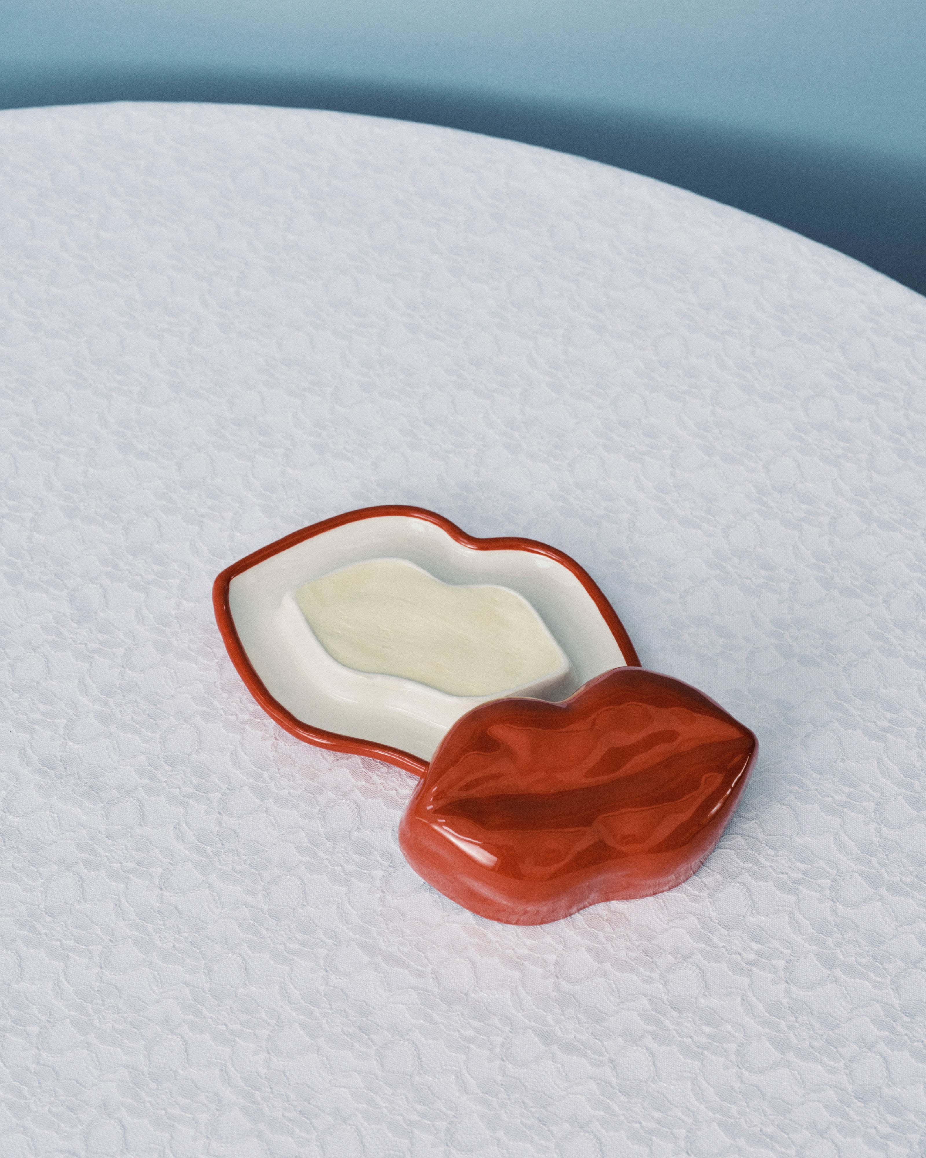 Dish with lid red - white Lips Les Objets Mouleversants – SERAX