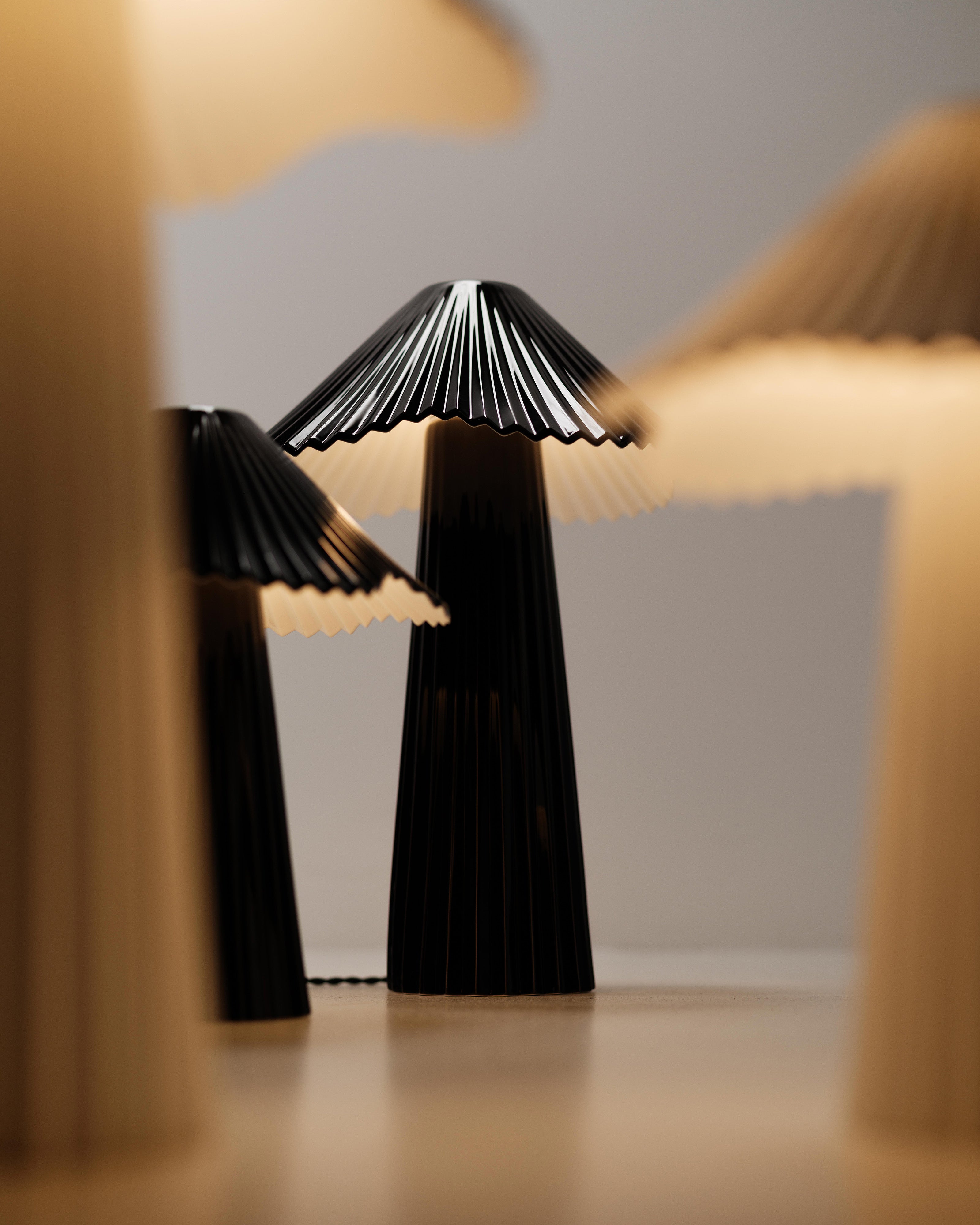 Lámpara de Mesa S Negro-Blanco Uala Serax — detalle contraste