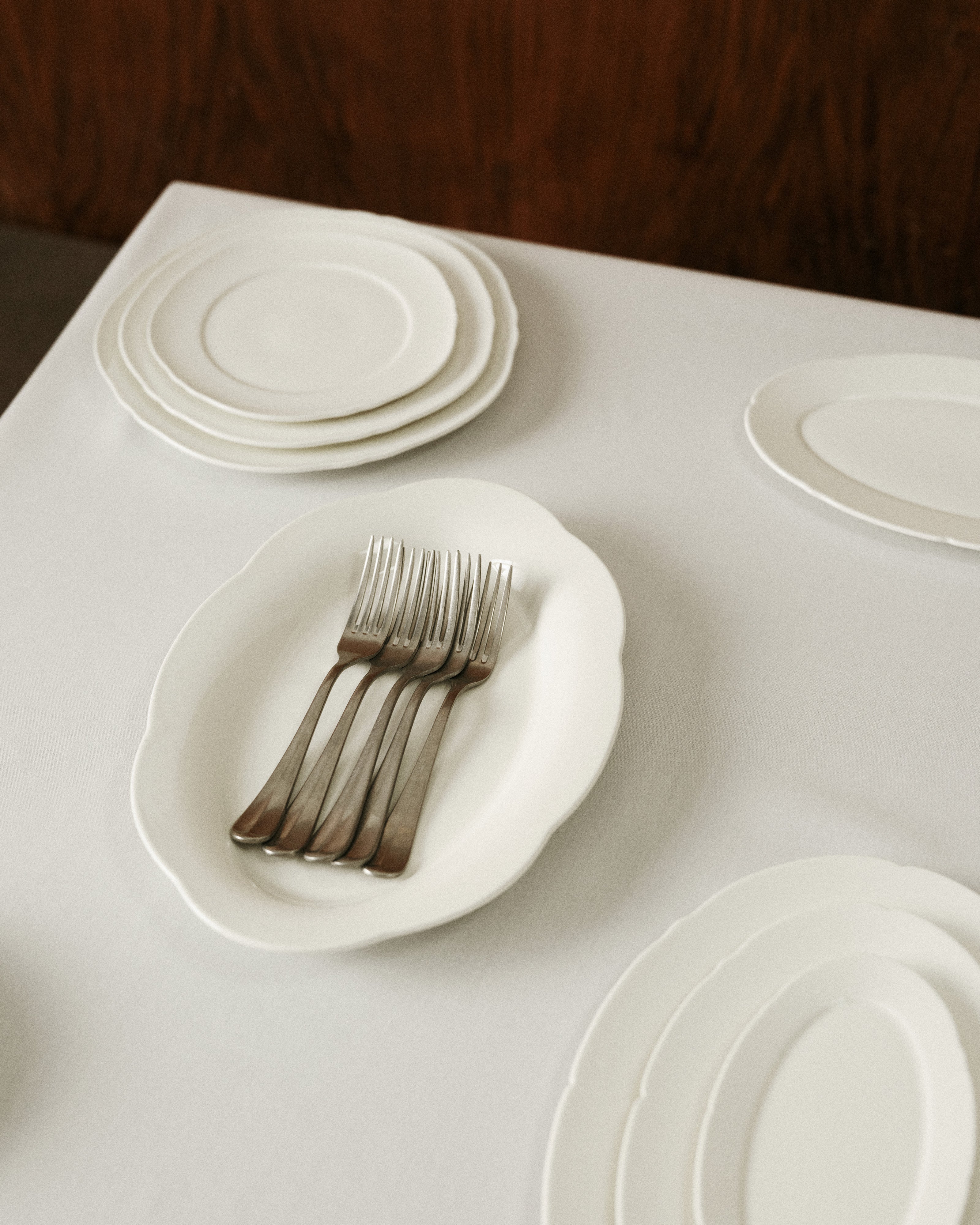 Deep plate oval M white Silhouette – SERAX